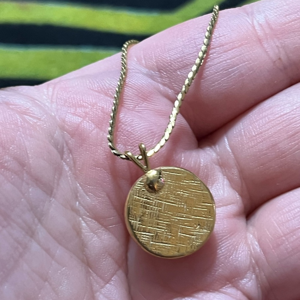 Vintage Trifari Butterfly Cameo Gold Tone Pendant Necklace Not Original Chain - Picture 5 of 6